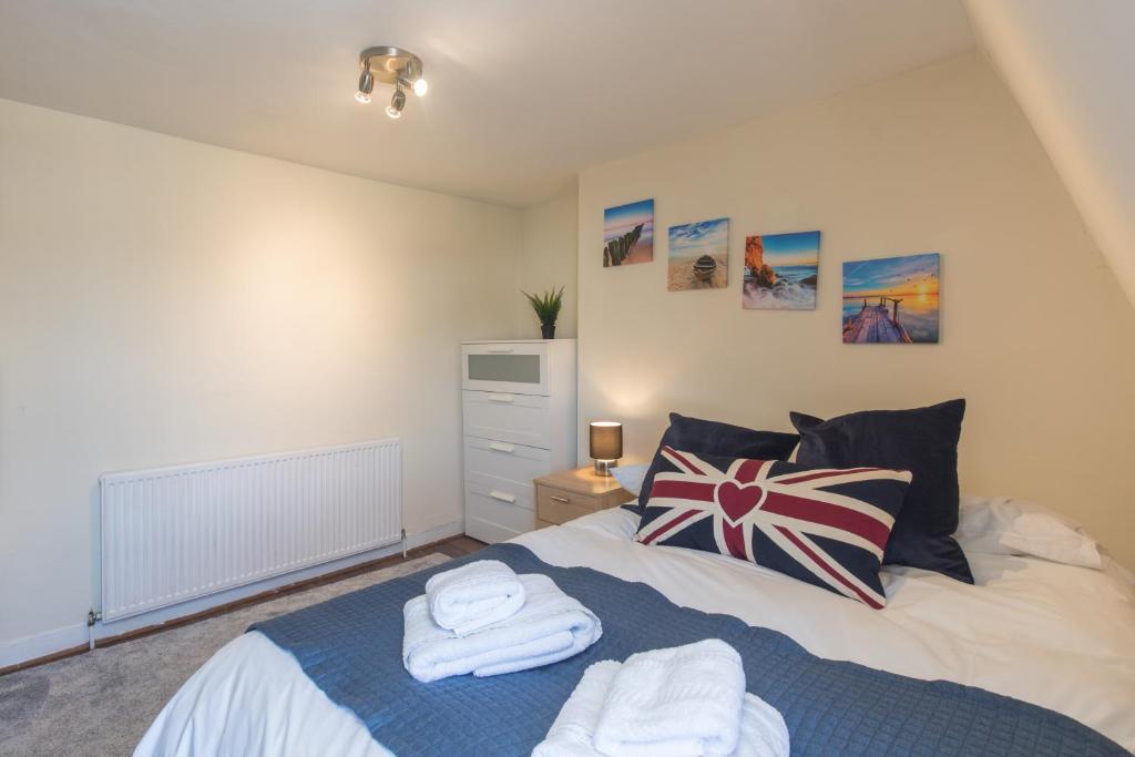 a bedroom with a bed with towels on it at Pass the Keys Comfy Apartment by Oval Station in London