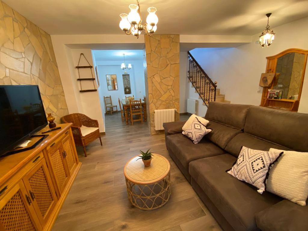 普列戈德科爾多瓦的住宿－La Tesela，带沙发和电视的客厅