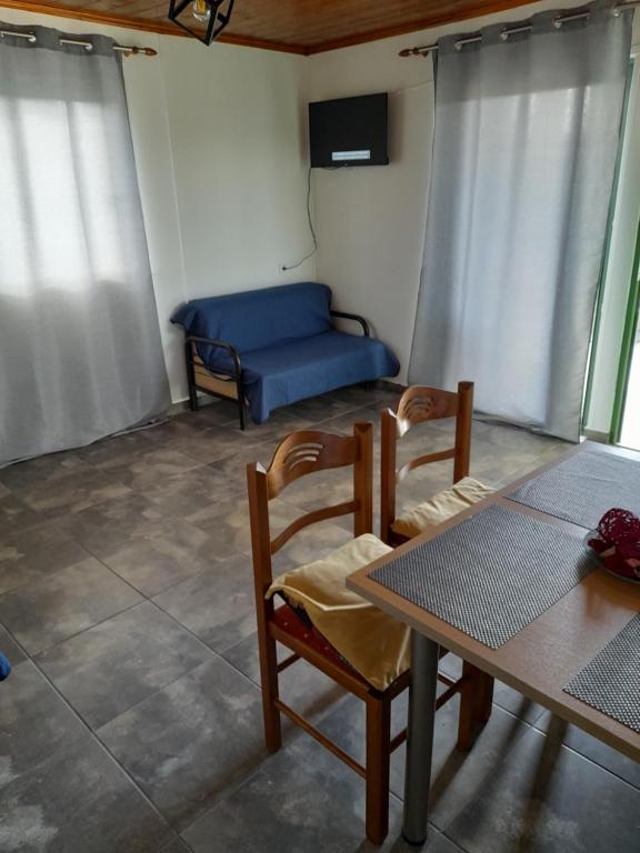 TV a/nebo společenská místnost v ubytování Cosmitsa House
