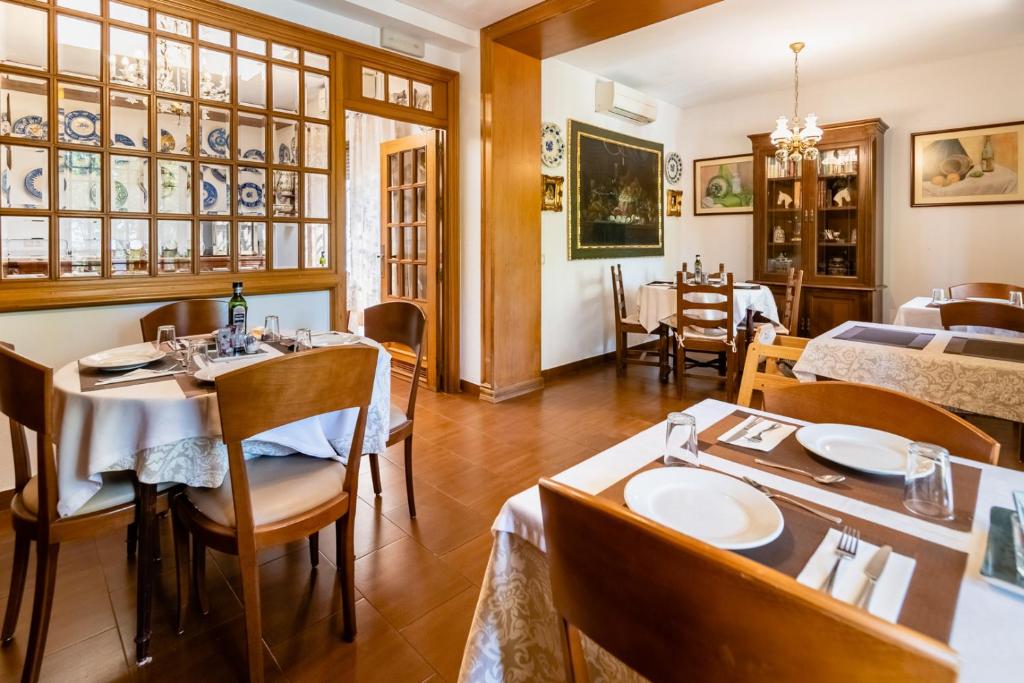 TV a/nebo společenská místnost v ubytování Hotel Riad Arruzafa