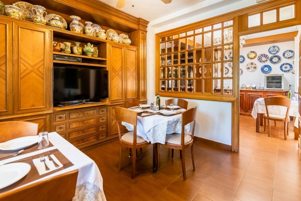 TV a/nebo společenská místnost v ubytování Hotel Riad Arruzafa