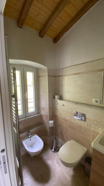 Ein Badezimmer in der Unterkunft B&B Gronda Via Vandelli