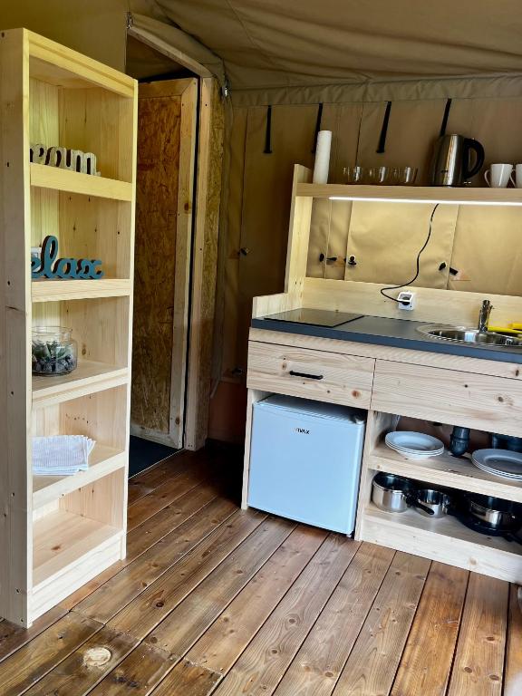 Kuchyň nebo kuchyňský kout v ubytování Glamping Bagrem