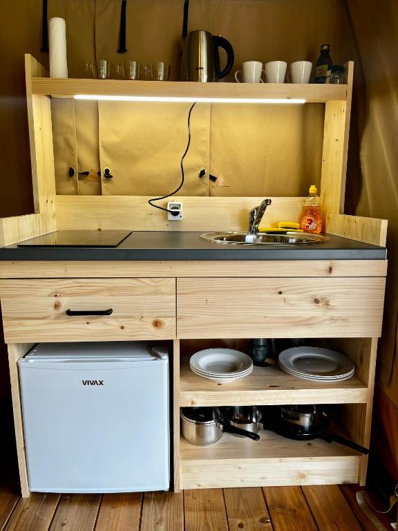 Kuchyň nebo kuchyňský kout v ubytování Glamping Bagrem