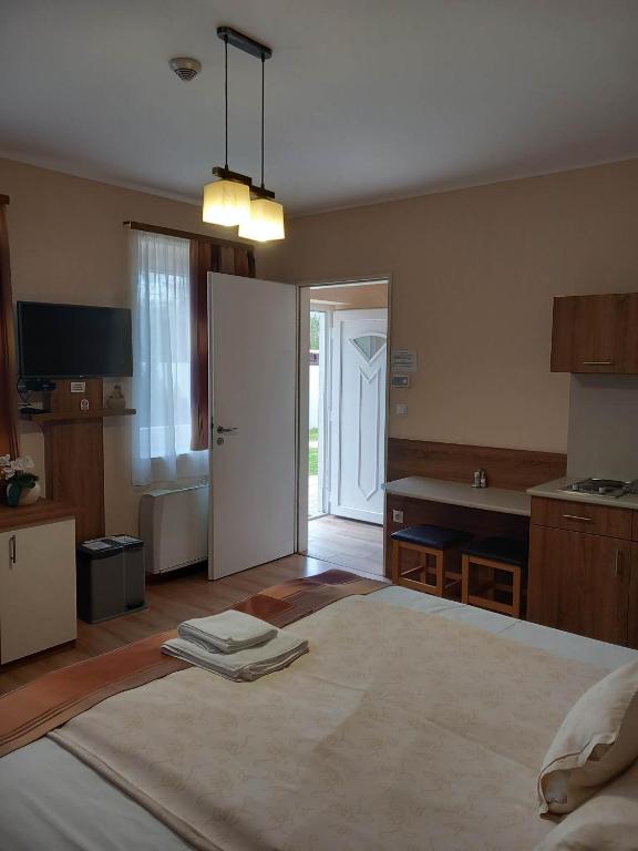 Postel nebo postele na pokoji v ubytování Kata Panzió