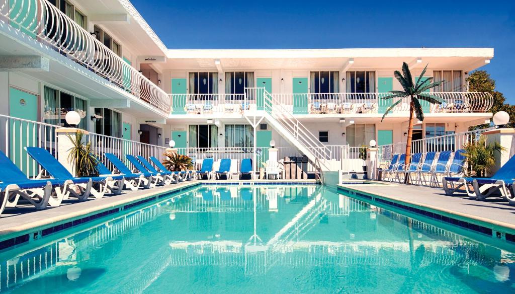 uma piscina em frente a um hotel em Daytona Inn and Suites em Wildwood