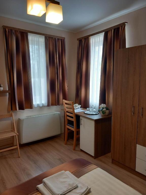 Postel nebo postele na pokoji v ubytování Kata Panzió