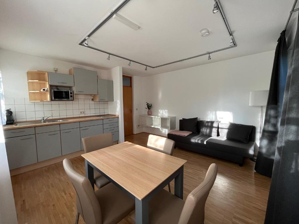 a kitchen and living room with a table and chairs at Ferienwohnung Mittelbiberach in Mittelbiberach