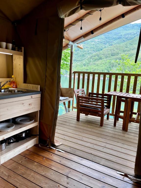 Nespecifikovaný výhled na hory nebo výhled na hory při pohledu z luxury tent