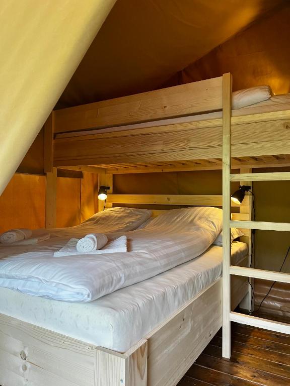 Postel nebo postele na pokoji v ubytování Glamping Bagrem