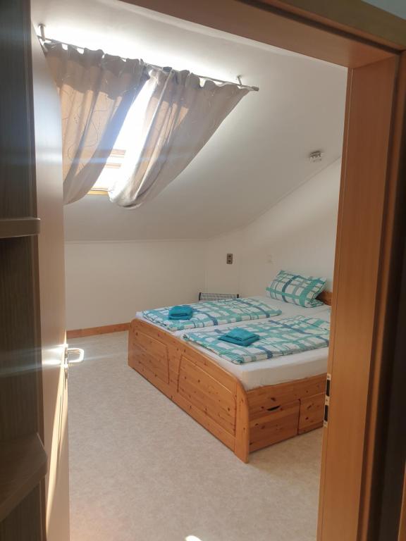 a bedroom with a bed and a window at Santos in Kappel-Grafenhausen