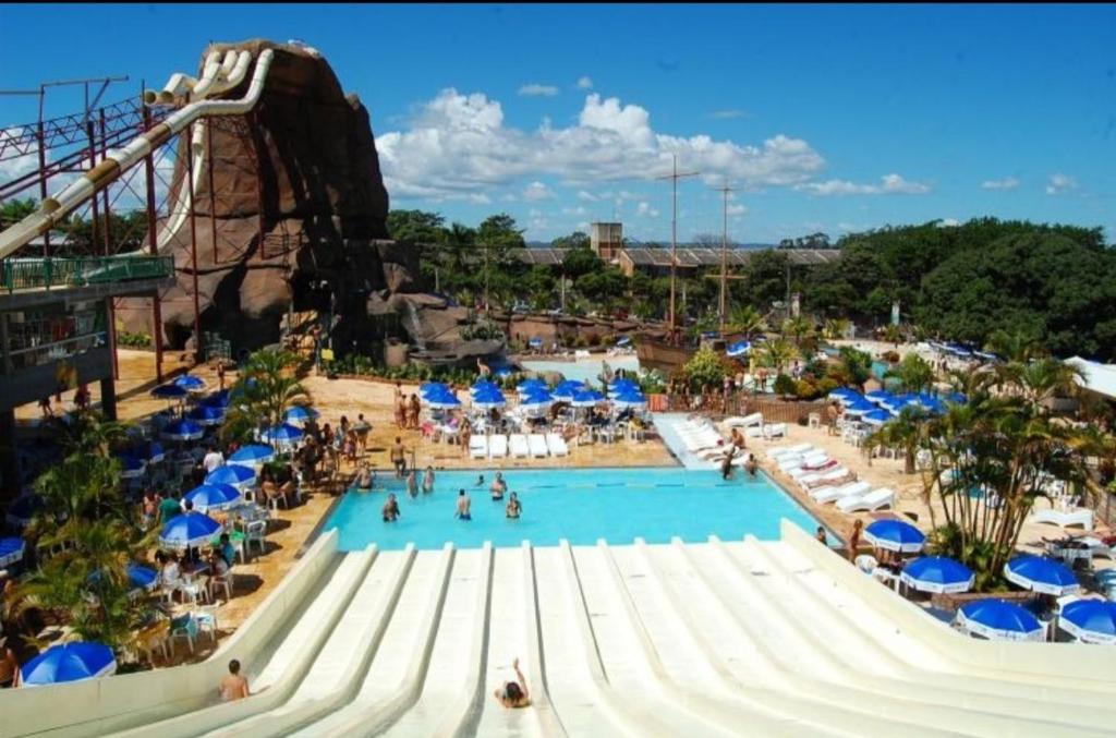 卡达斯诺瓦斯Spazzio Di Roma e parque Acqua Park-Splash的主题公园里有一个大型游泳池,里面的人