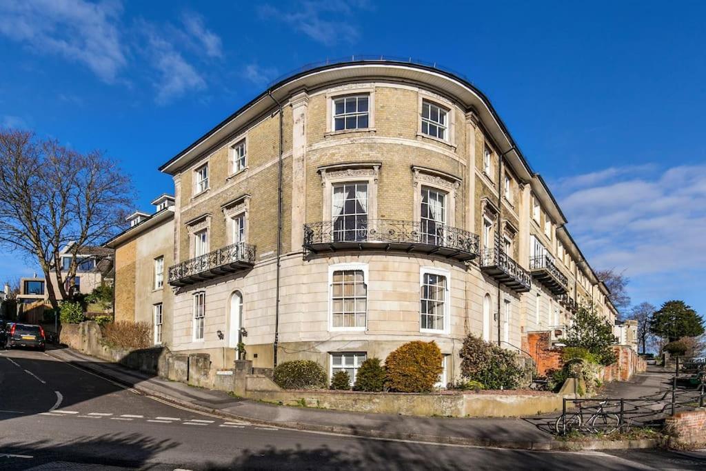 um grande edifício de tijolos com um topo redondo em Luxury apartment in the centre of Winchester em Winchester