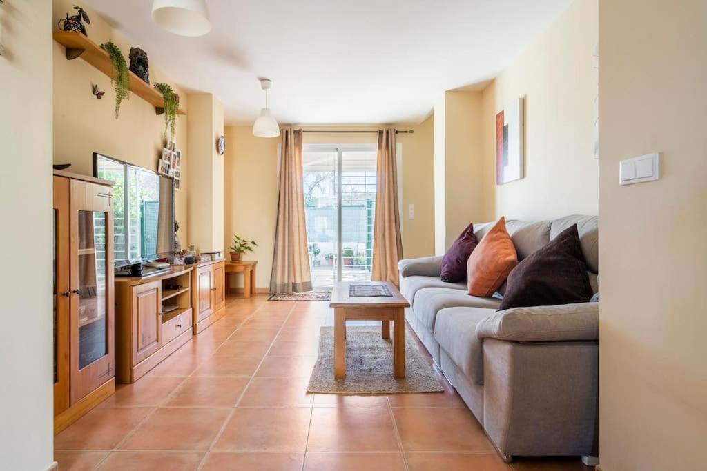 奧羅佩薩德爾馬的住宿－Bungalow completo，客厅配有沙发和桌子