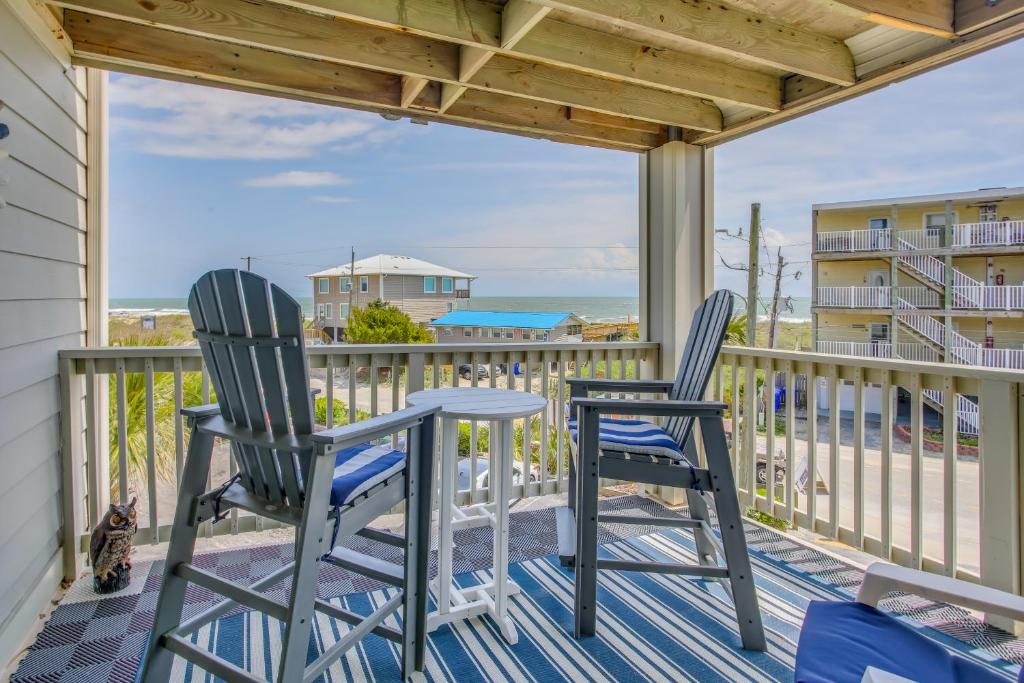 twee stoelen op een veranda met uitzicht op de oceaan bij Carolina Beach Condo with Community Pool in Carolina Beach
