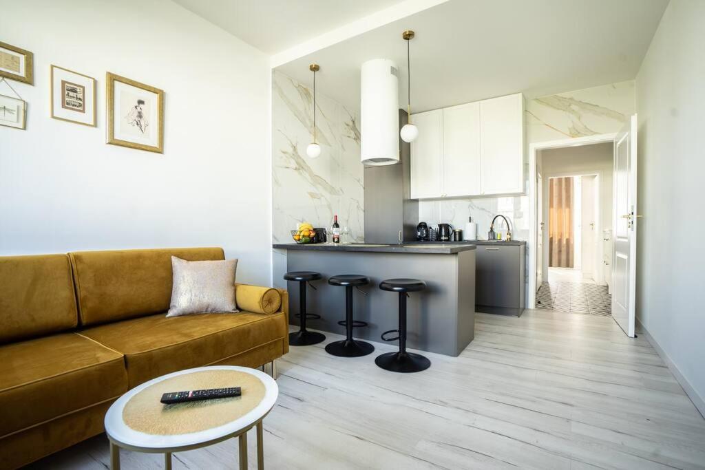 un salon avec un canapé et une table et une cuisine dans l'établissement Apartment Marszalkowska Premium Warsaw City Center, à Varsovie