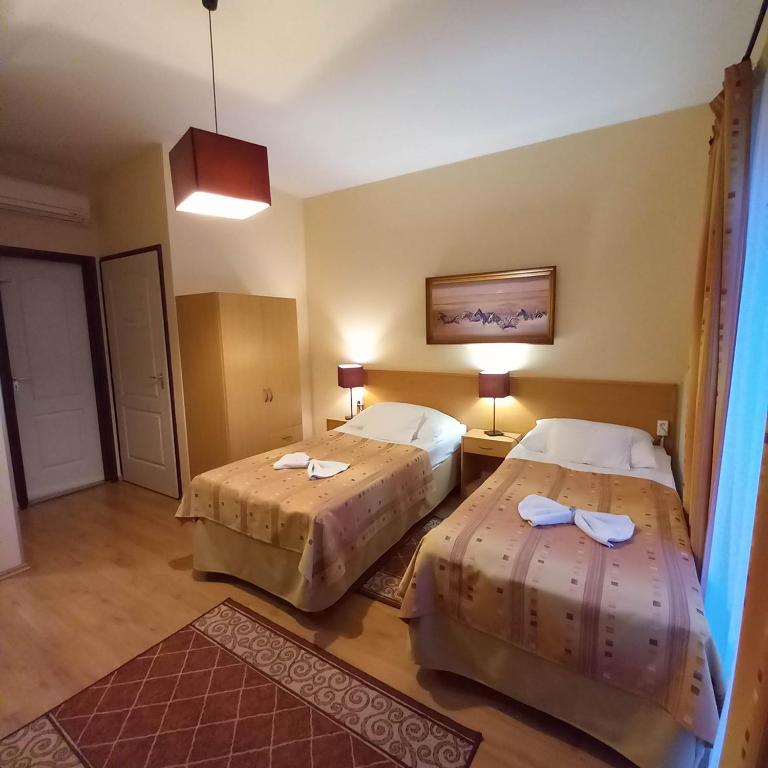 Postel nebo postele na pokoji v ubytování Kata Panzió