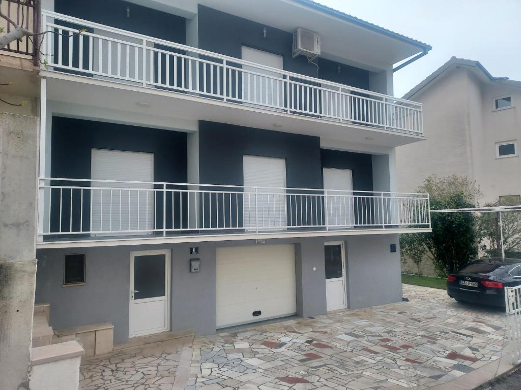 Il propose un hébergement doté d'un balcon et d'un parking. dans l'établissement Apartment Sano, à Podstrana