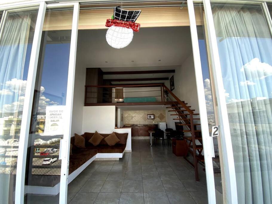 uma vista para uma sala de estar e uma escada numa casa em SUITE MISION JURIQUILLA #2 em Juriquilla