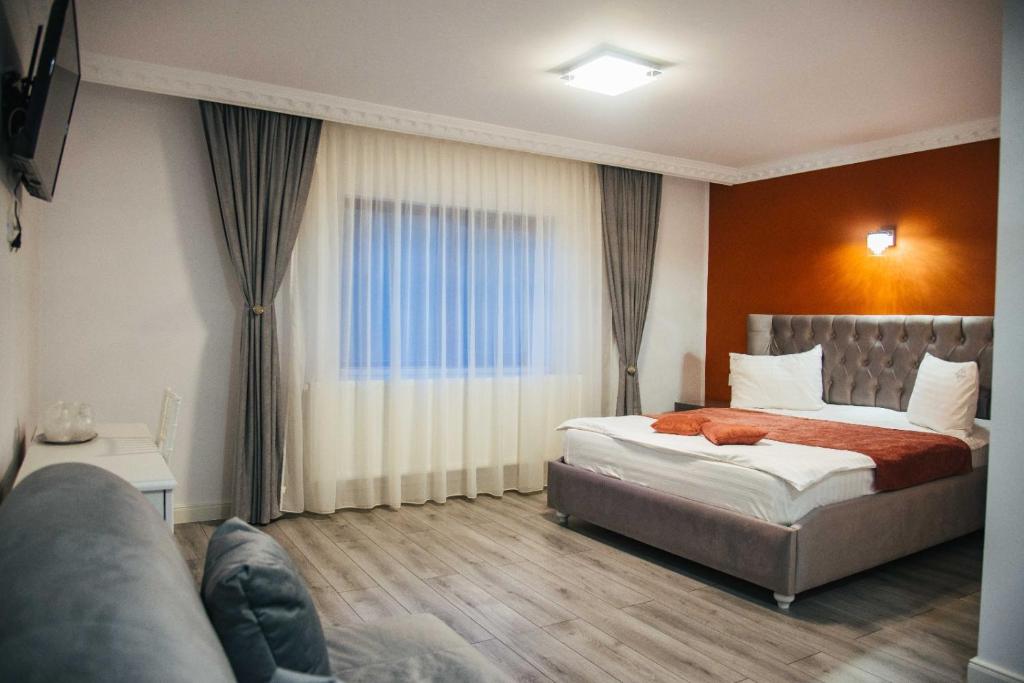 um quarto de hotel com uma cama e um sofá em Casa Munty em Orlat