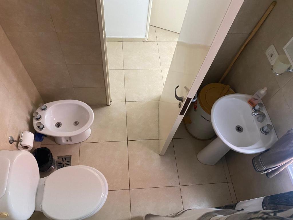 an overhead view of a bathroom with a toilet and a sink at Departamento amplio, cochera incluida, zona centro in Rosario