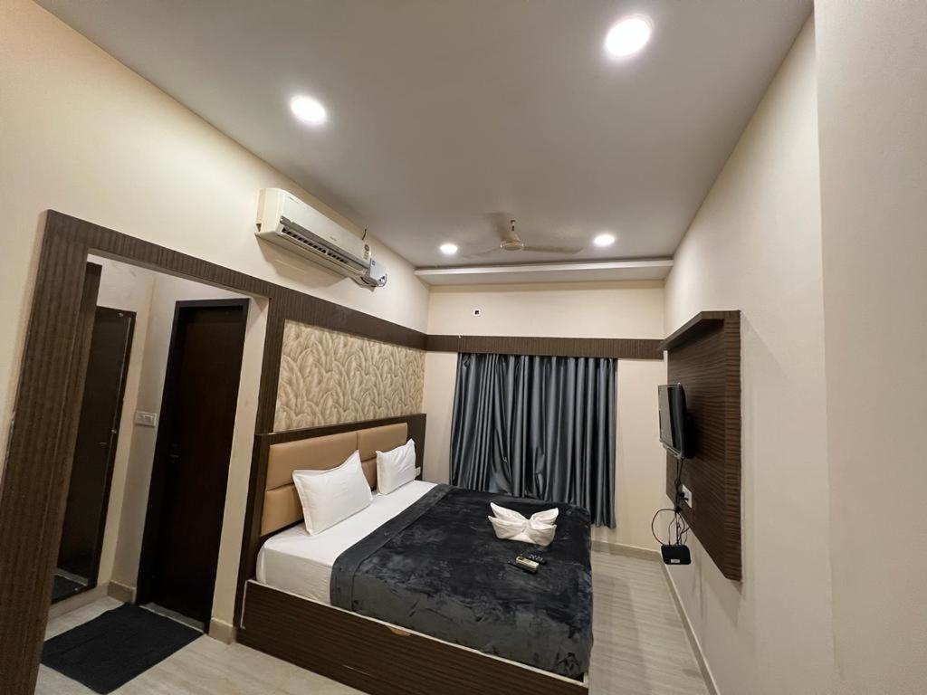 Postel nebo postele na pokoji v ubytování THE PARK AVENUE HOTEL - Business Class Hotel Near Central Railway Station Chennai Periyamet