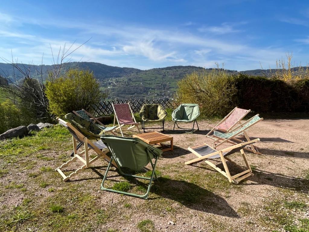 un groupe de chaises longues assises au sommet d'une colline dans l'établissement Chalet Les Sapins sauna au pied des pistes, à La Bresse