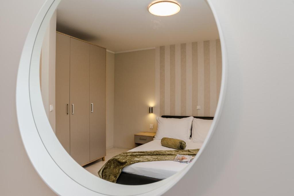 1 dormitorio con cama y espejo en Villa Karla, en Zadar