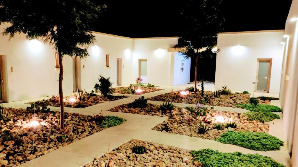 un giardino notturno con luci e piante di Tenuta Sofia a Otranto