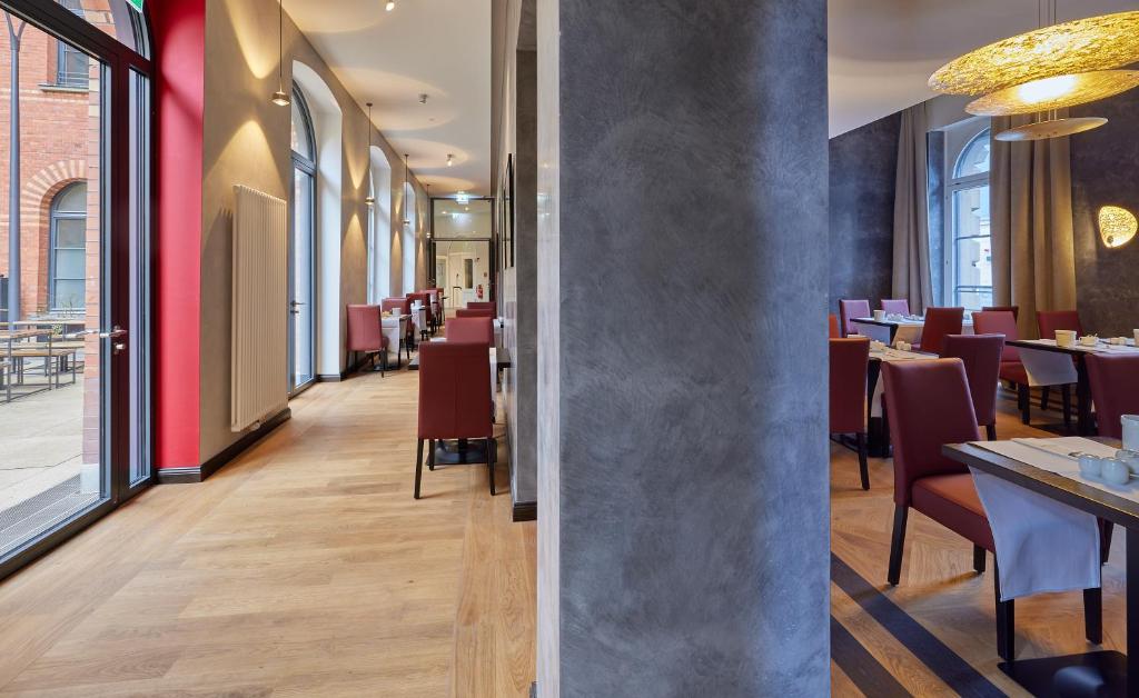 a dining room with tables and chairs in a restaurant at Hotel Alte Post in Konstanz