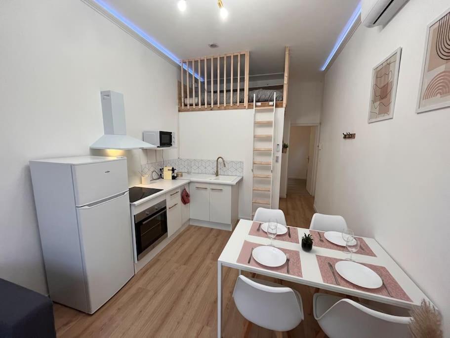 Kuchyň nebo kuchyňský kout v ubytování MontSéjour - Logement Climatisé Netflix, Mezzanine