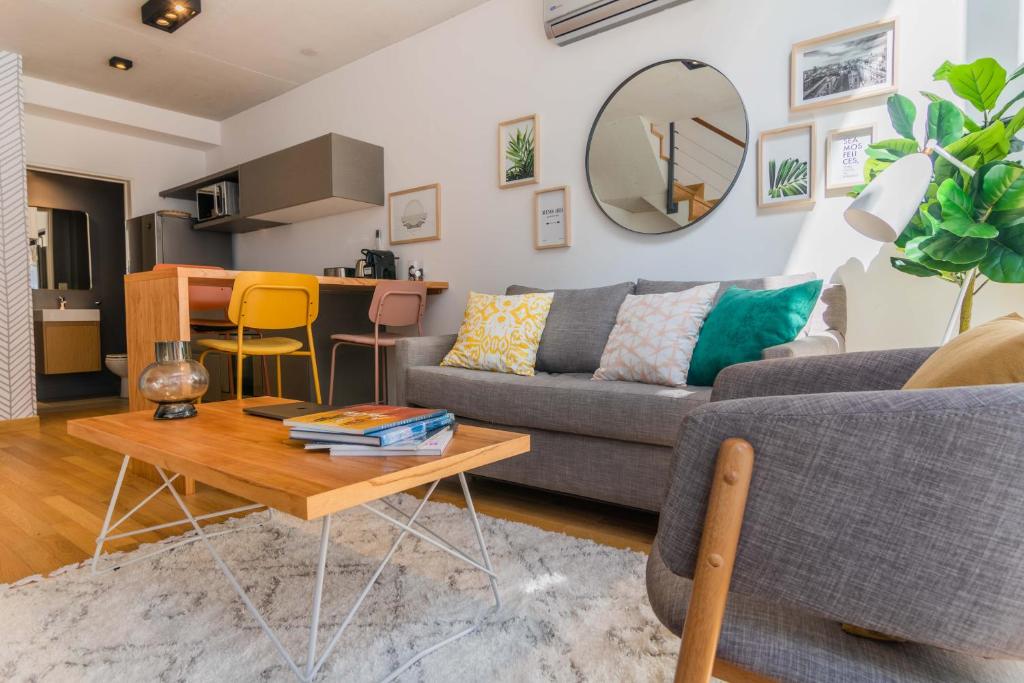 sala de estar con sofá y mesa en Viví este Sensacional Duplex con Diseño Moderno - 604 - en Buenos Aires