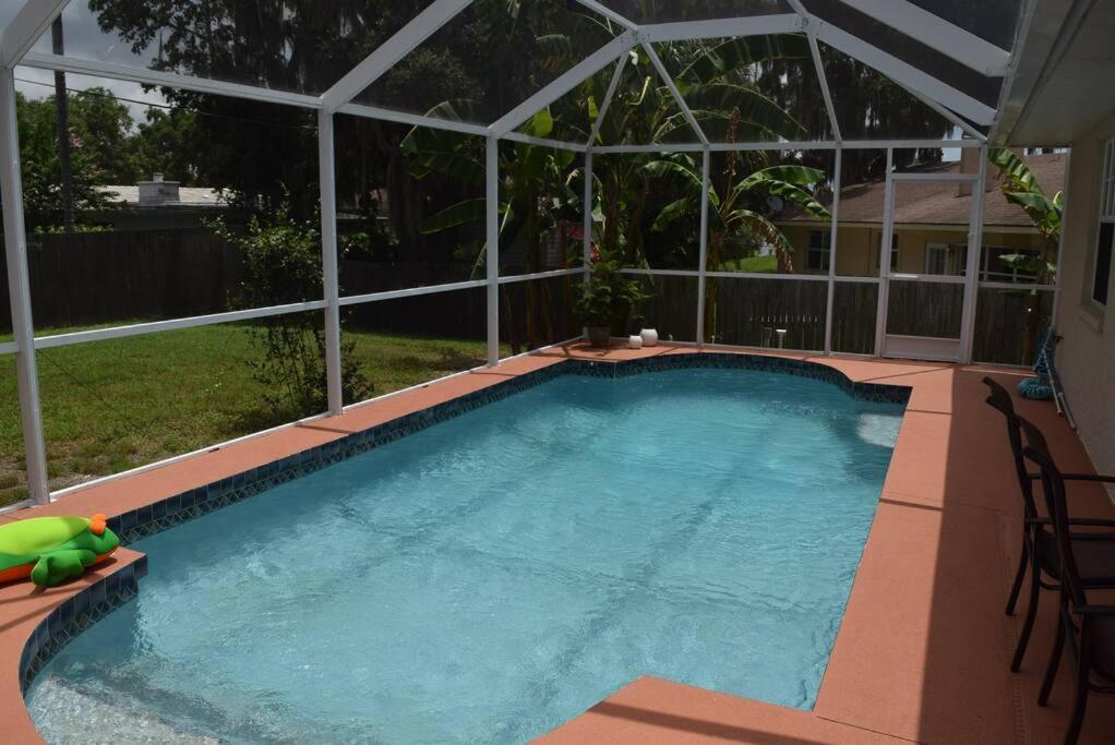 una piscina en una casa con tienda en Bernice 3bd2bth With Heated Pool Near Siesta Key!, en Sarasota