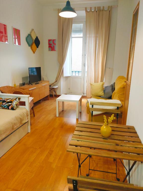 Televízia a/alebo spoločenská miestnosť v ubytovaní WISH SUITE CONDE DE BARAJA