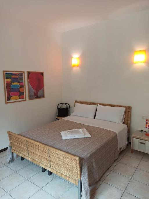1 dormitorio con 1 cama grande en una habitación en Simply Home, en Novara