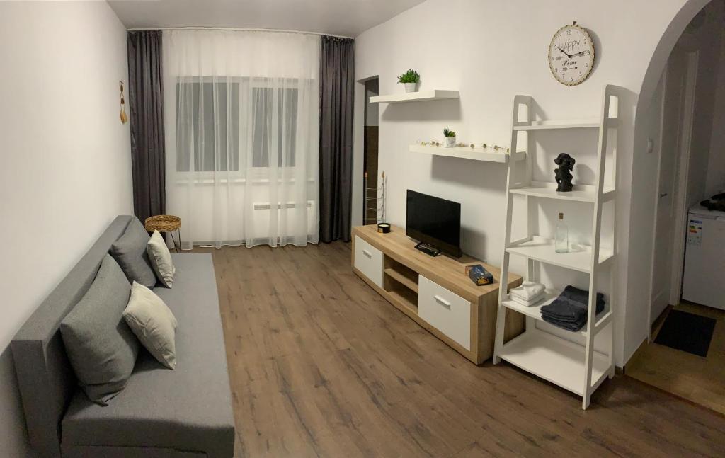 un soggiorno con divano e TV di ROOR Top Nest 1 a Gheorgheni