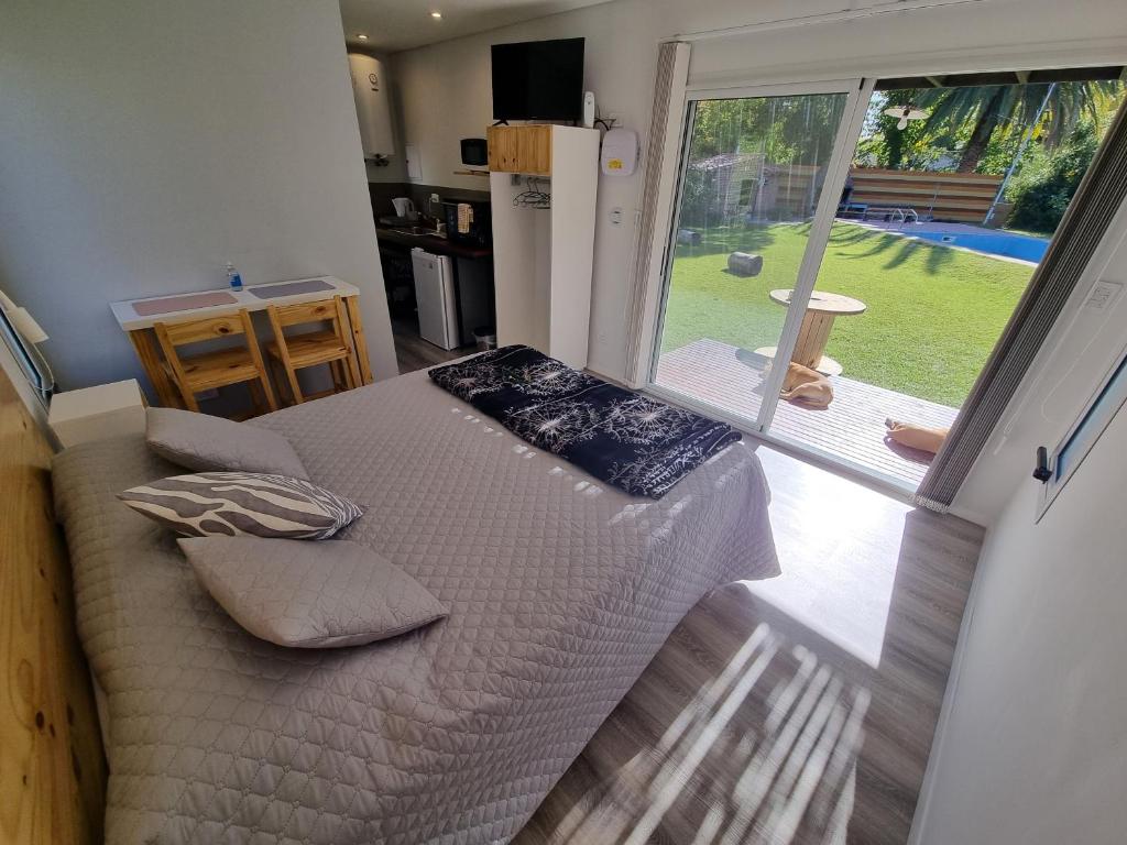 um quarto com uma cama e uma grande janela em MiniCasas Modulares em Godoy Cruz