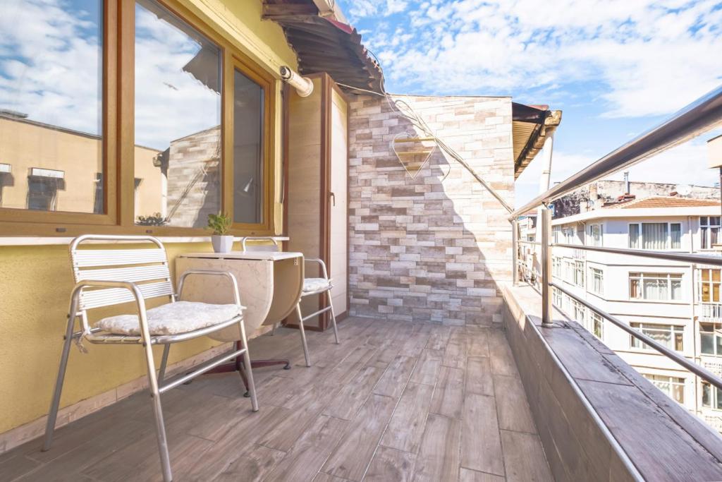 Colorful and Central Flat with Balcony in Kadikoy - Housity