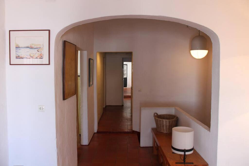 un pasillo con un arco en una casa en Casa típica menorquina cèntrica amb encant, en Fornells