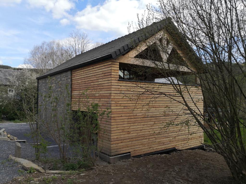 a small wooden building with a roof at Toit & Moi. in Stoumont