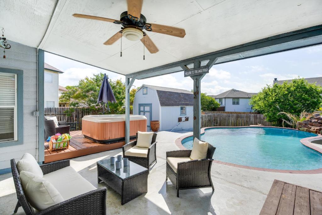 Πισίνα στο ή κοντά στο San Antonio Home with Private Hot Tub and Pool!