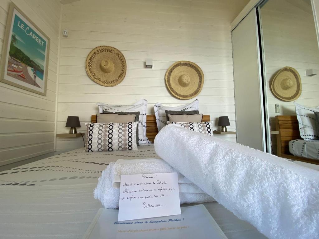 Postel nebo postele na pokoji v ubytování Bungalow Palbéa supérieur avec SPA et vue mer