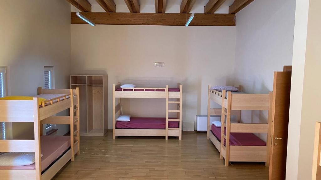 Letto o letti in una camera di Rifugio Pian dei Ciclamini