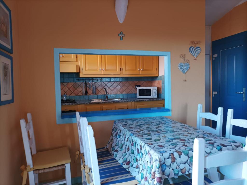 Una pequeña cocina con una cama en una habitación en casa sa ide, en Torre dei Corsari