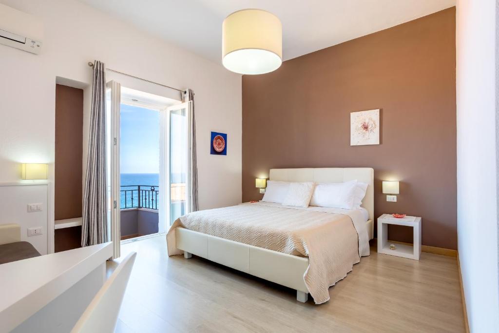 1 dormitorio con 1 cama y vistas al océano en Appartamento Moderno con vista mare, en Castelsardo