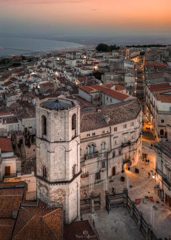Nespecifikovaný výhled na destinaci Monte SantʼAngelo nebo výhled na město při pohledu z prázdninového domu