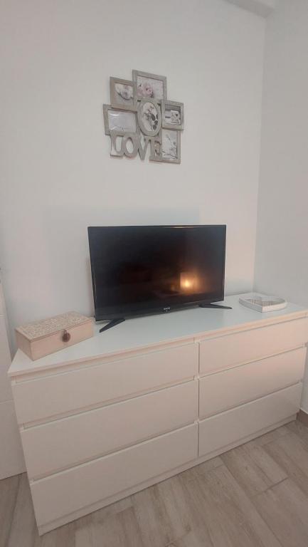TV a/nebo společenská místnost v ubytování Apartamento Margarita con piscina en Playa Honda, Playa las Américas