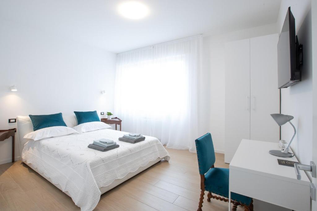 a bedroom with a bed and a desk and a television at BB Elite Berchet in Padova