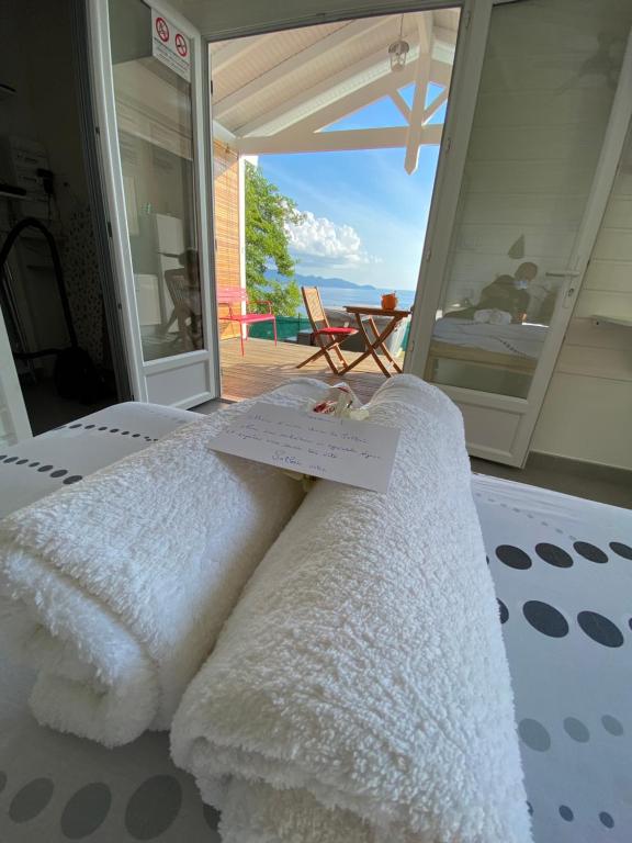 Postel nebo postele na pokoji v ubytování Bungalow Palbéa supérieur avec SPA et vue mer