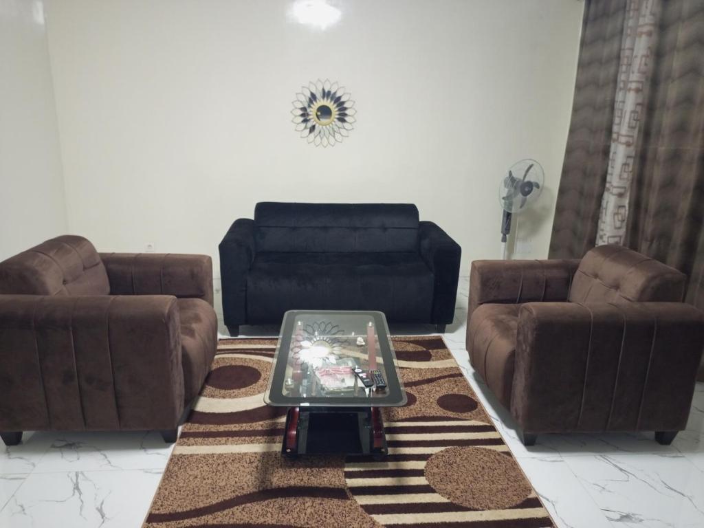 a living room with two couches and a table at Mamou hlm grang yoff in Dakar